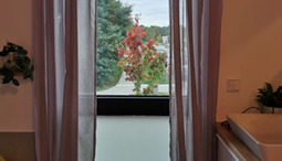 Sichtschutz für das Badfenster? Blickdicht mit günstigen Fensterfolien